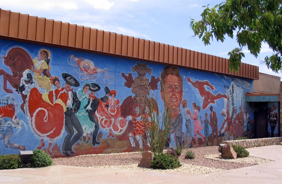 Mural painted on a wall of different people at Chamizal National Memorial