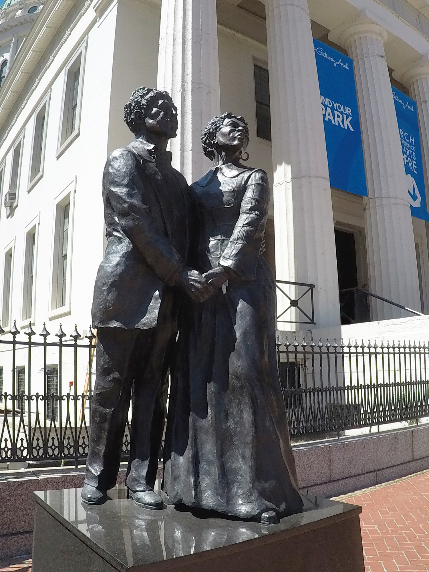 Dred and Harriet Scott statue in front of the Old Courthouse at Gateway Arch National Park